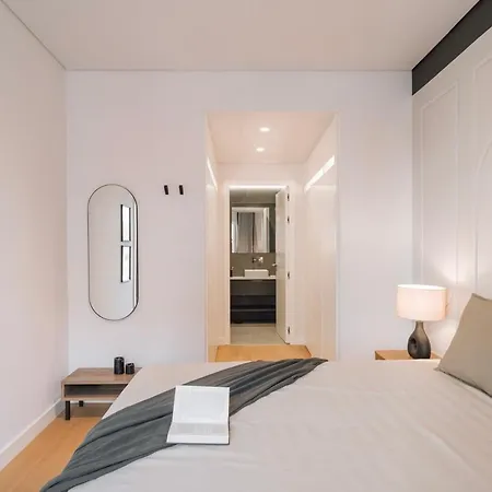 Marinha - 2 Bedrooms And Shared Pool In Arroios * ליסבון